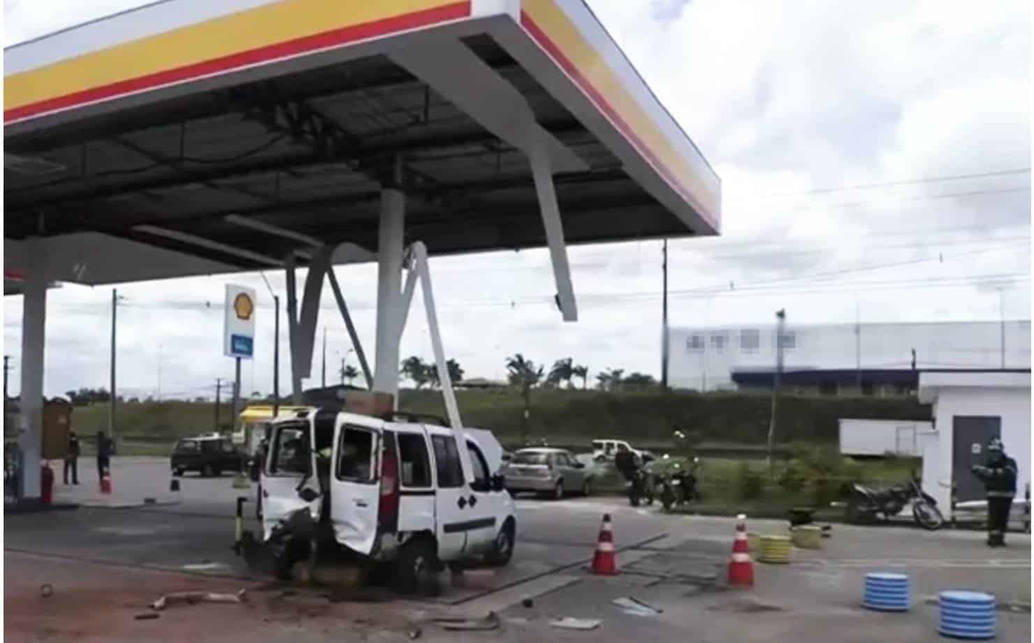 Carro explode e destrói teto de posto de combustível em Simões Filho, veja vídeo