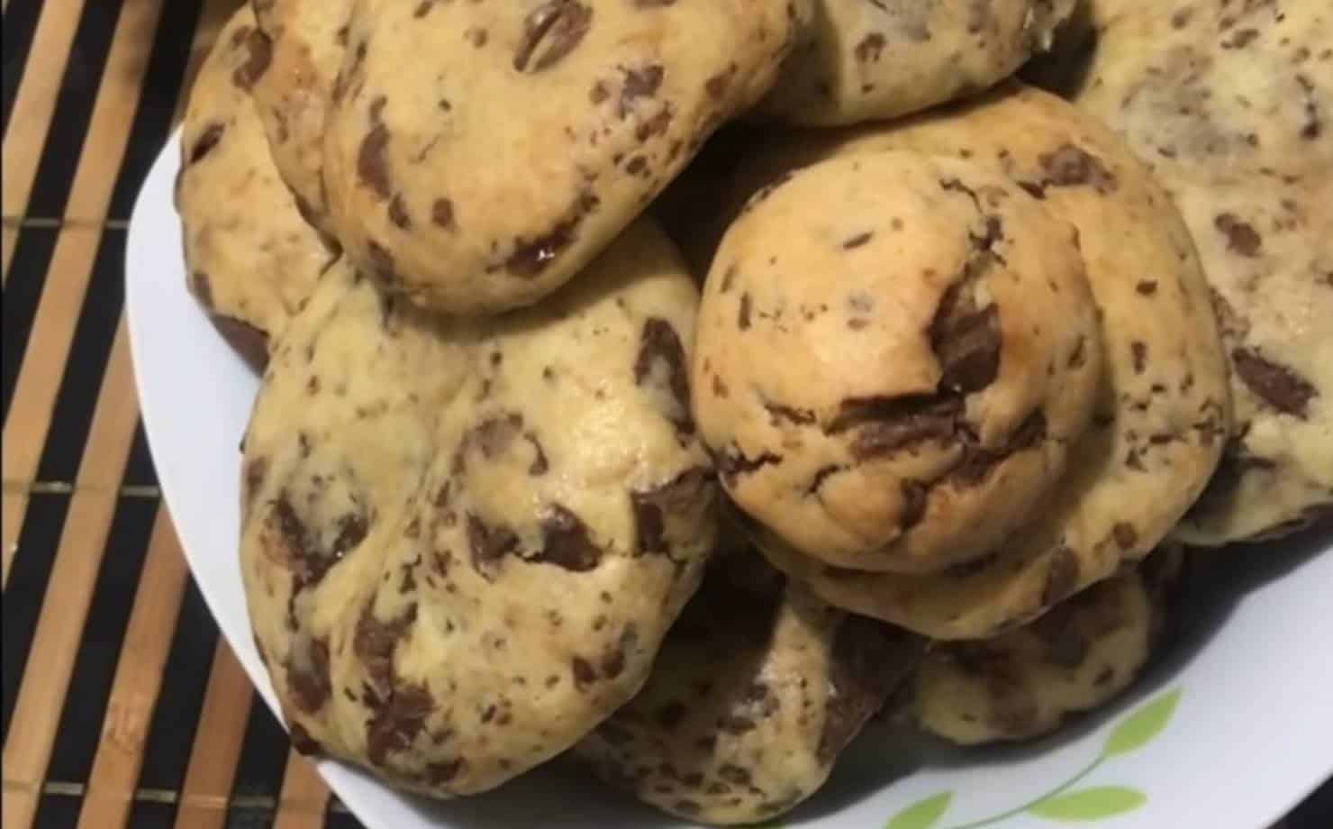 Cookies recheado com brigadeiro para surpreender a criançada