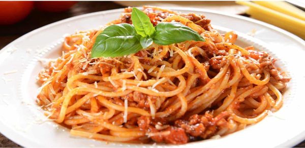 Experimente a deliciosa combinação de ingredientes nesta massa simples de espaguete, cheia de sabor tradicional
