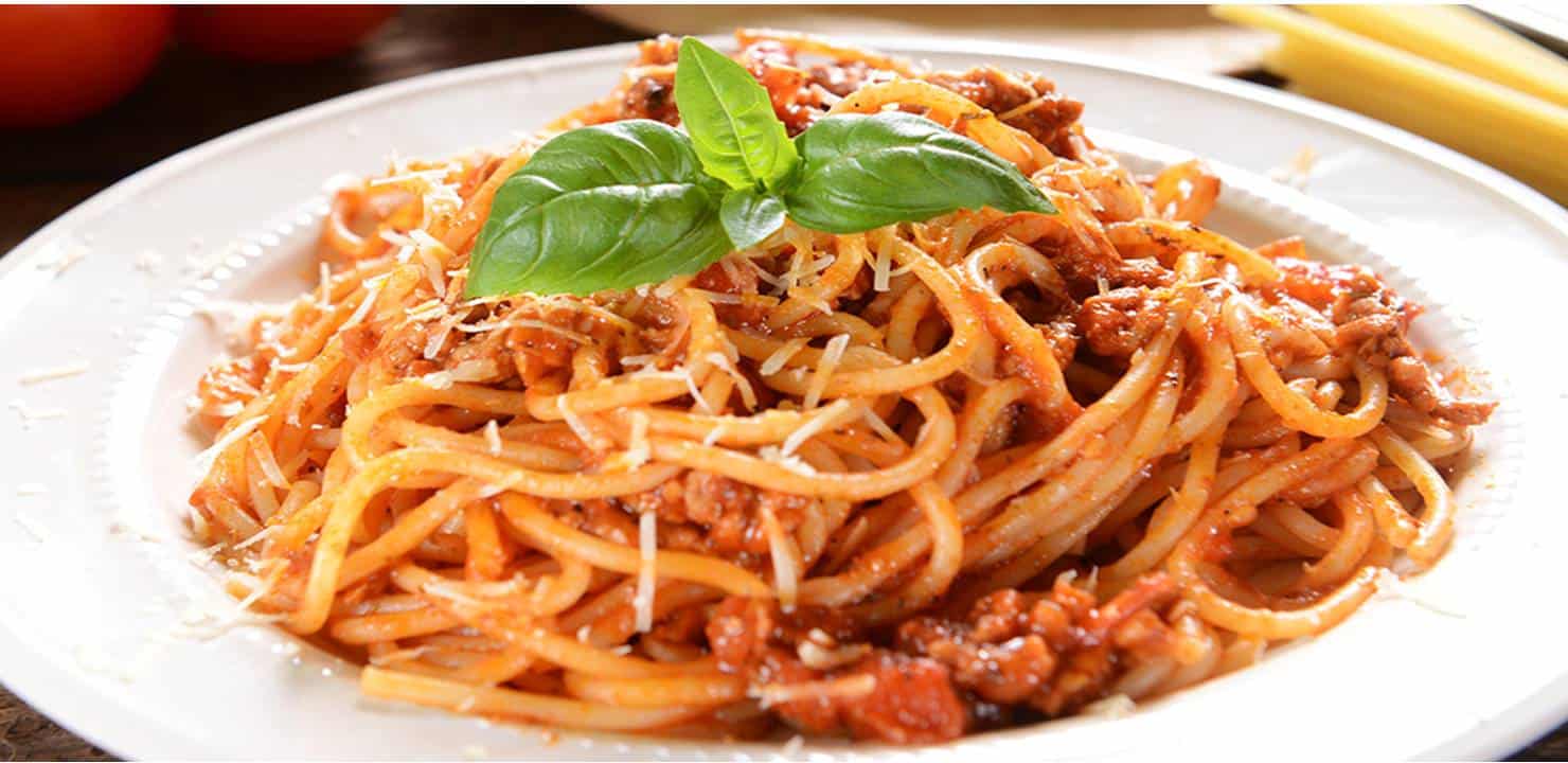 Experimente a deliciosa combinação de ingredientes nesta massa simples de espaguete, cheia de sabor tradicional