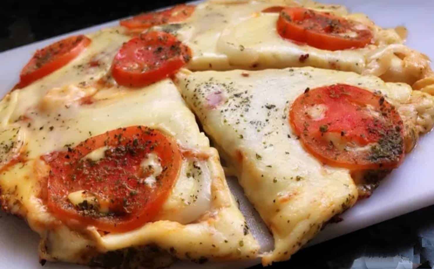 Essa pizza não vai ao forno nem precisa sovar a massa; veja como fazer