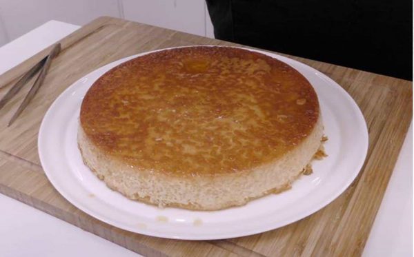 A receita tradicional francesa para cozinhar um pudim de pastelaria