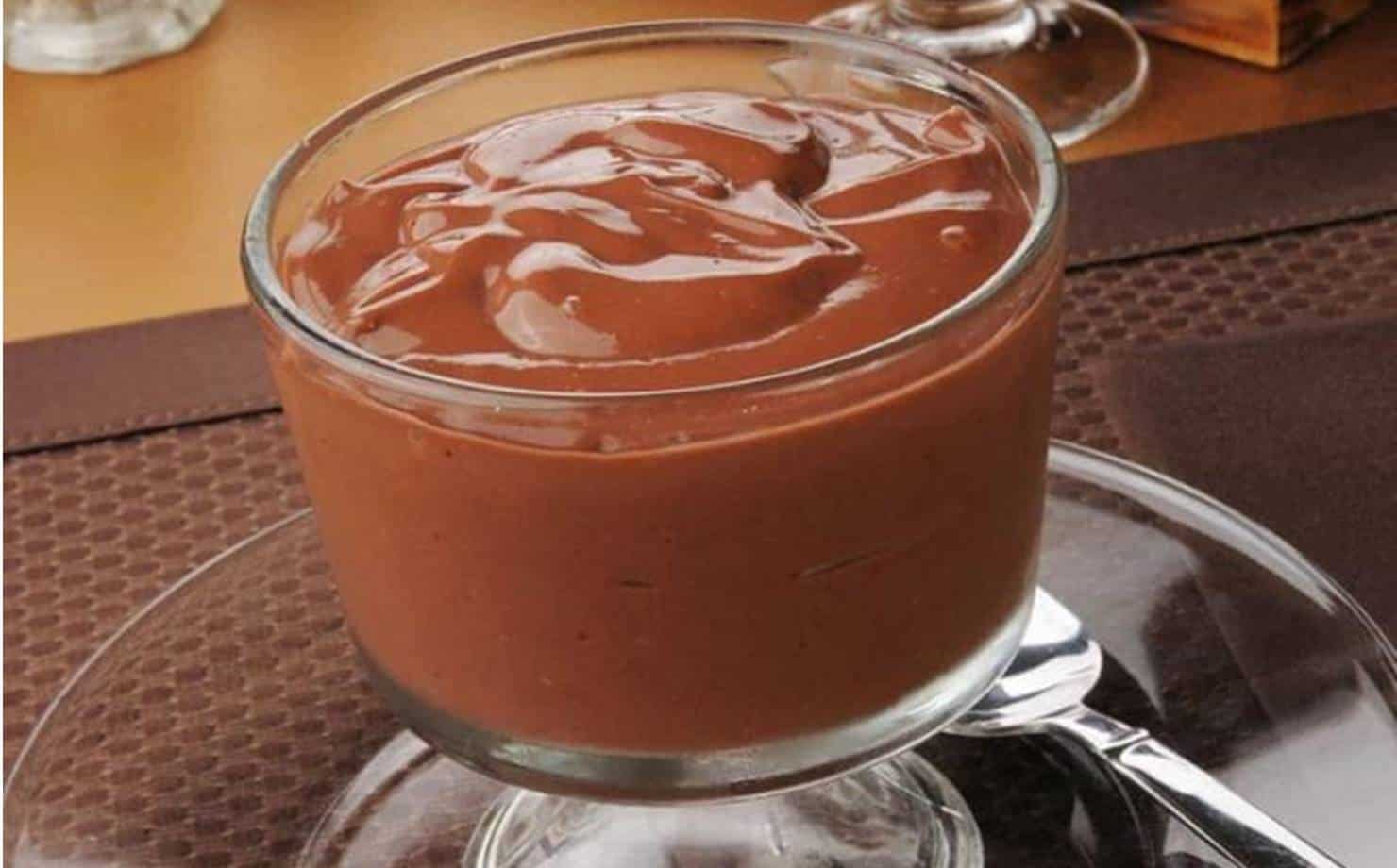 Aprenda a fazer creme de chocolate sem ovo em 4 passos fáceis