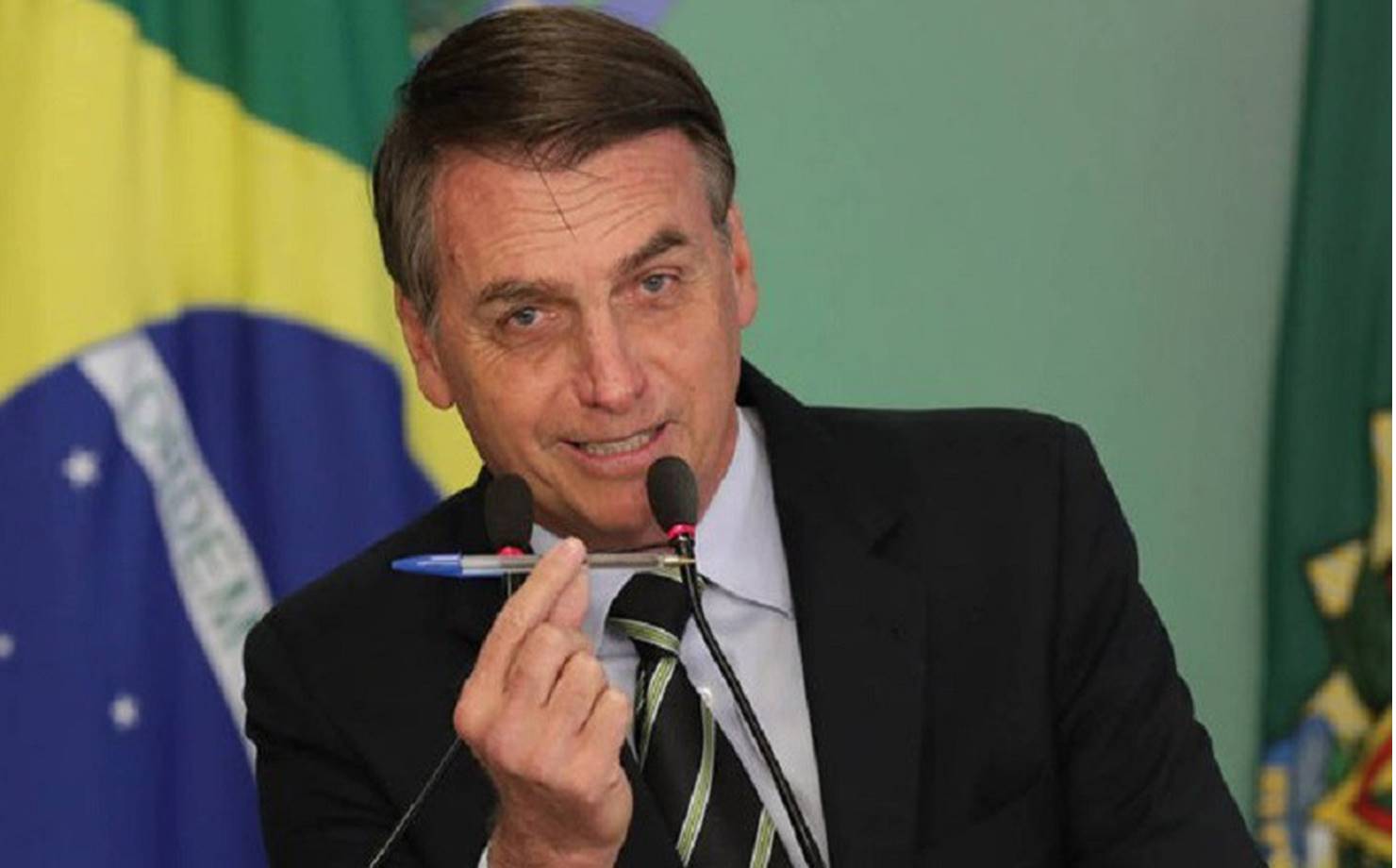Jair Bolsonaro e Caneta