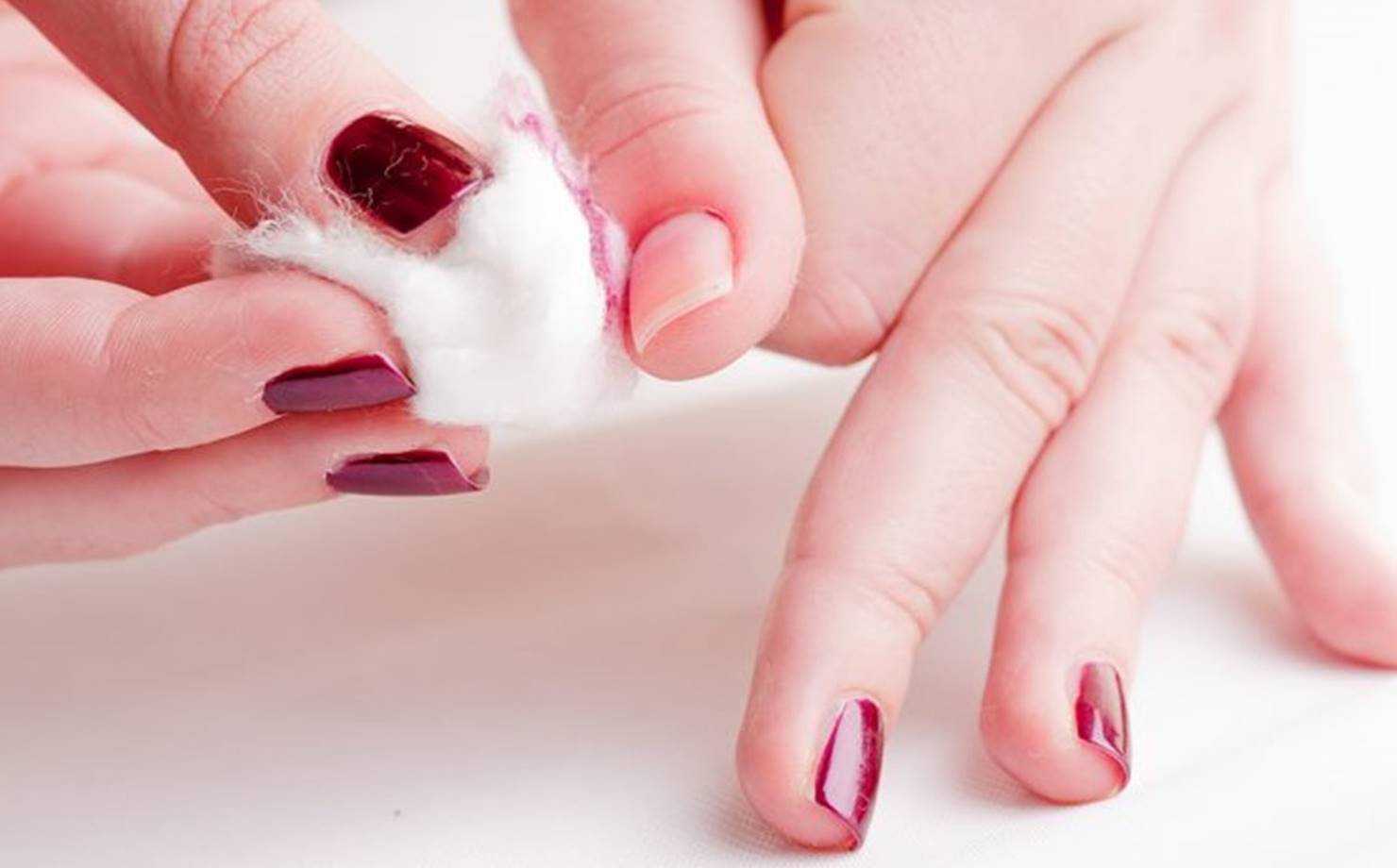 Veja como remover esmalte escuro sem manchar o dedo e as unhas