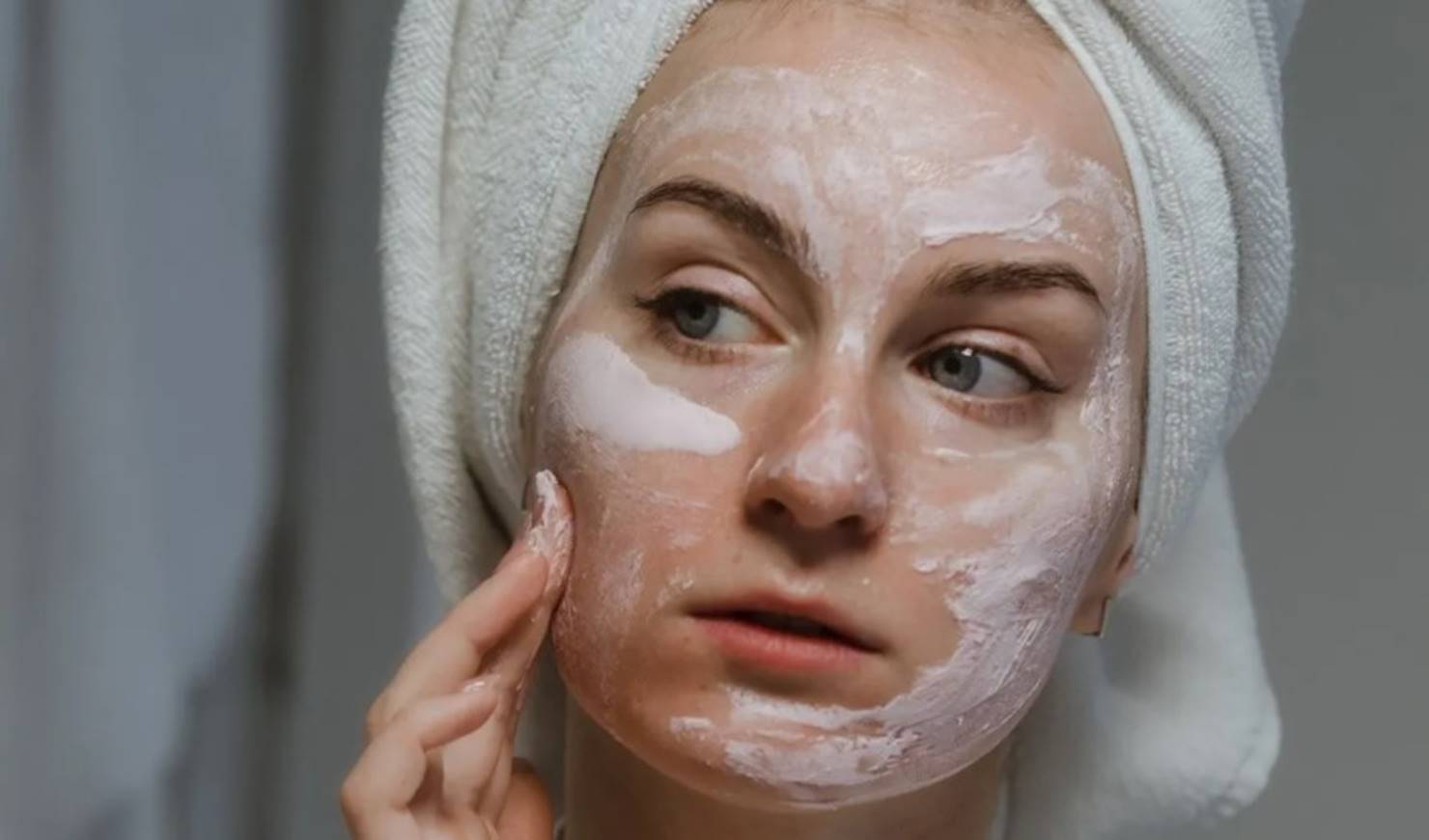 Máscara facial caseira de óleo de coco para remover rugas da sua pele