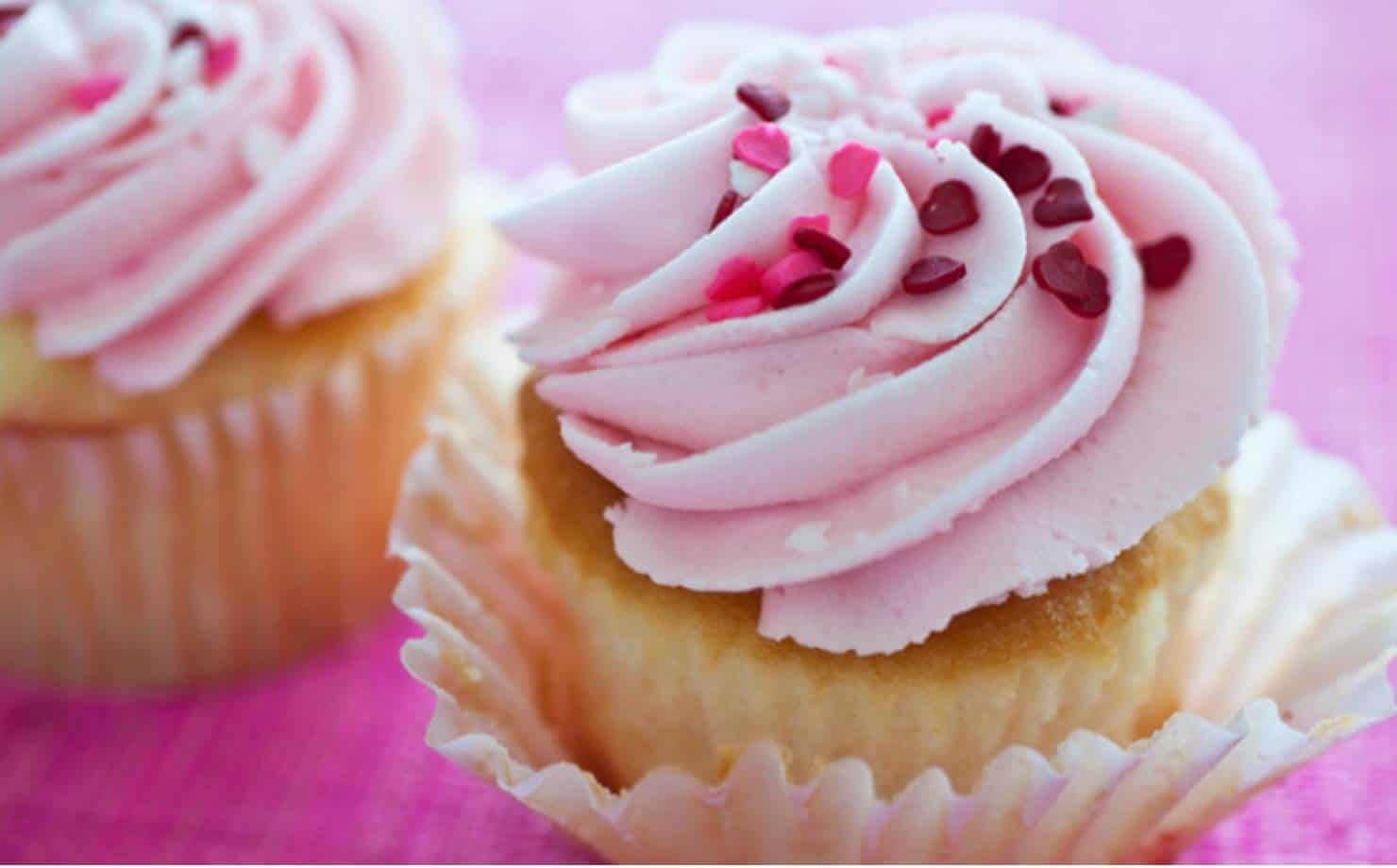 Cupcake de brigadeiro rosa para surpreender a criançada nas férias