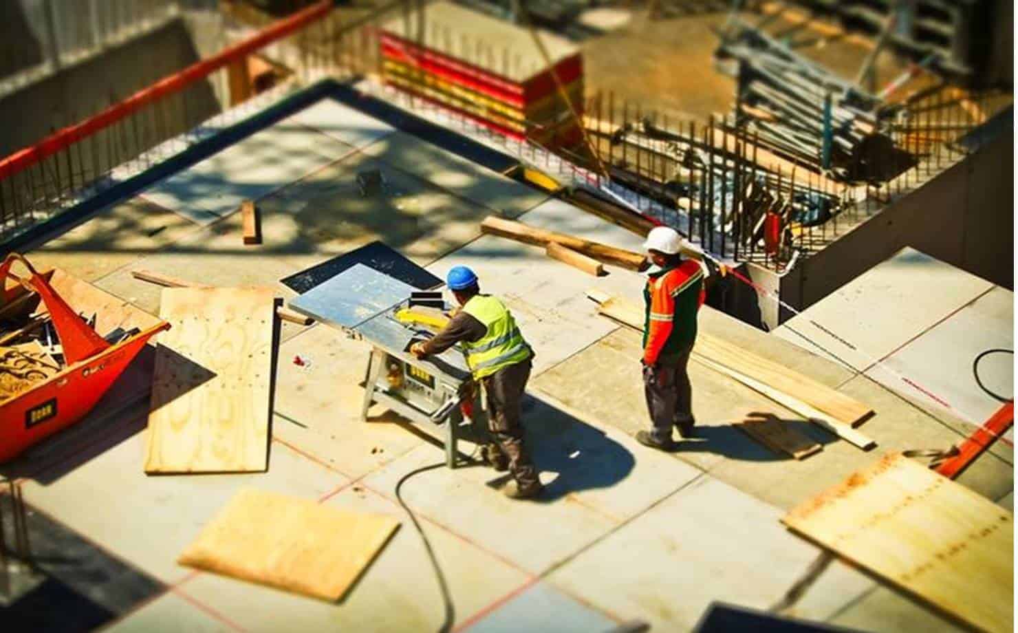 Homens Trabalhando na Construção