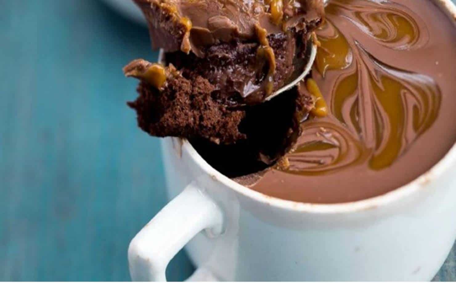 Que tal fazer um bolo de chocolate em 2 minutos no microondas?