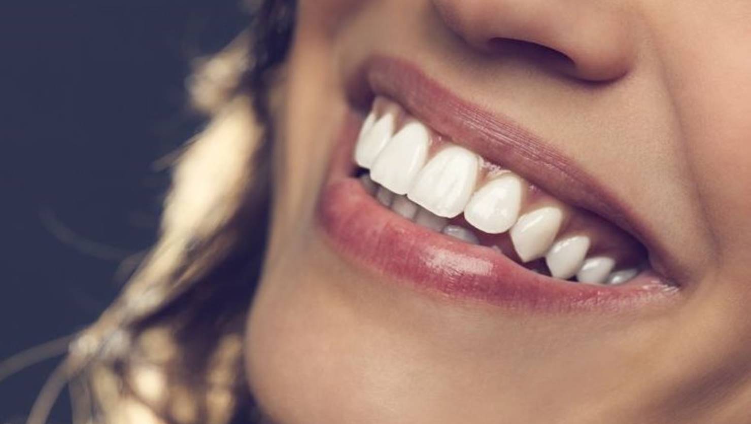 Clarear os dentes naturalmente e em casa: açafrão é uma solução