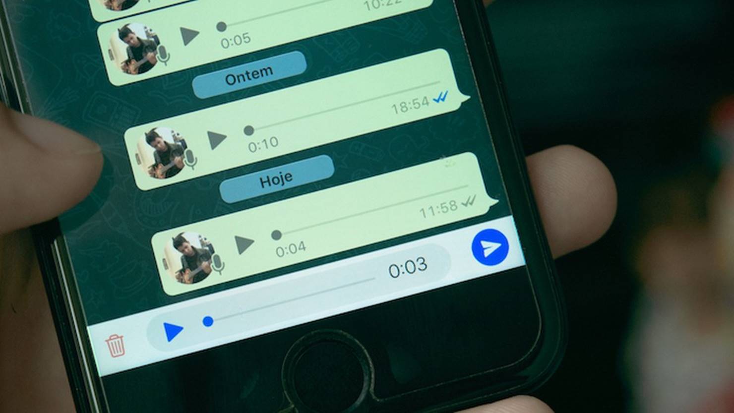 Como ouvir um áudio do WhatsApp antes de enviar na conversa?