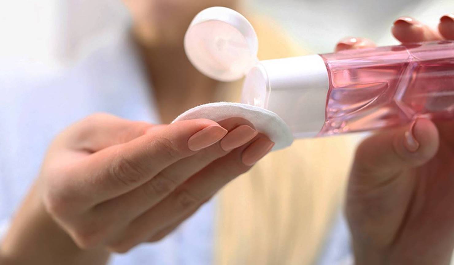 Como fazer uma água micelar caseira para limpar a sua pele?