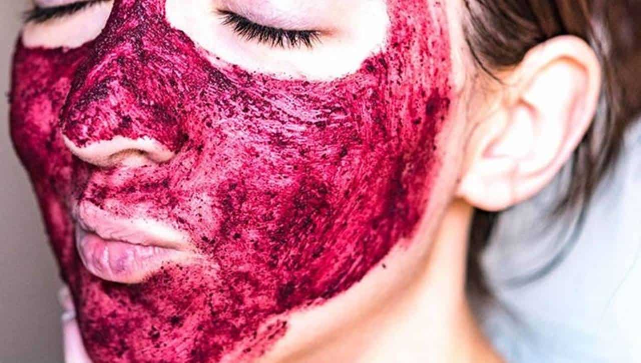 Máscara caseira de hibisco para evitar rugas e esfoliar a sua pele