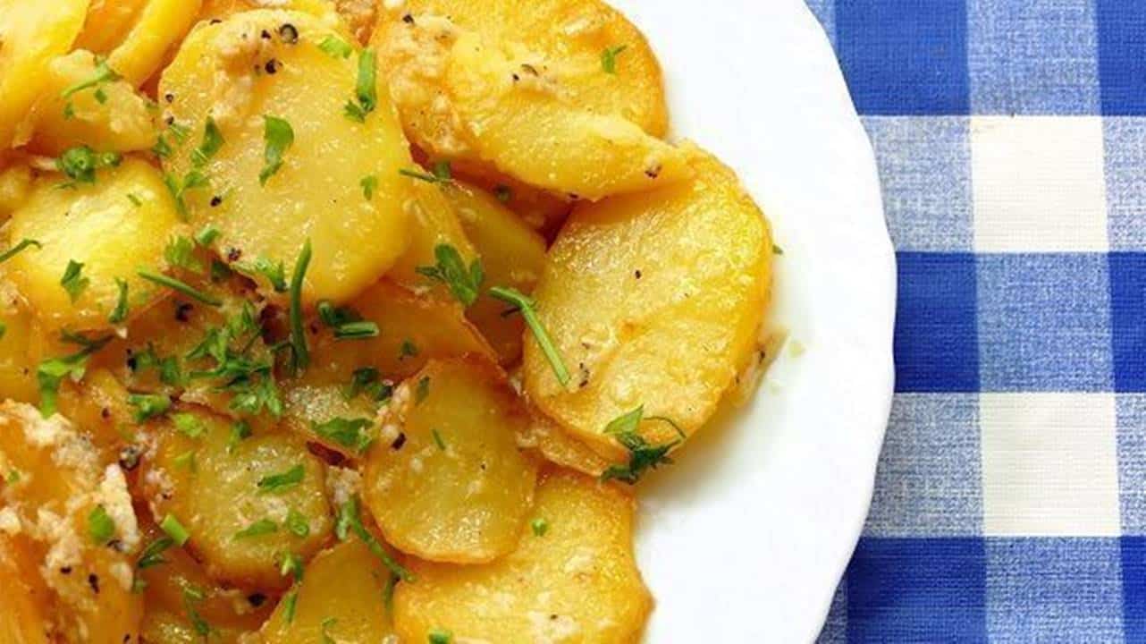 Receita fácil e gostosa de batatas no vinagrete com alho e salsa