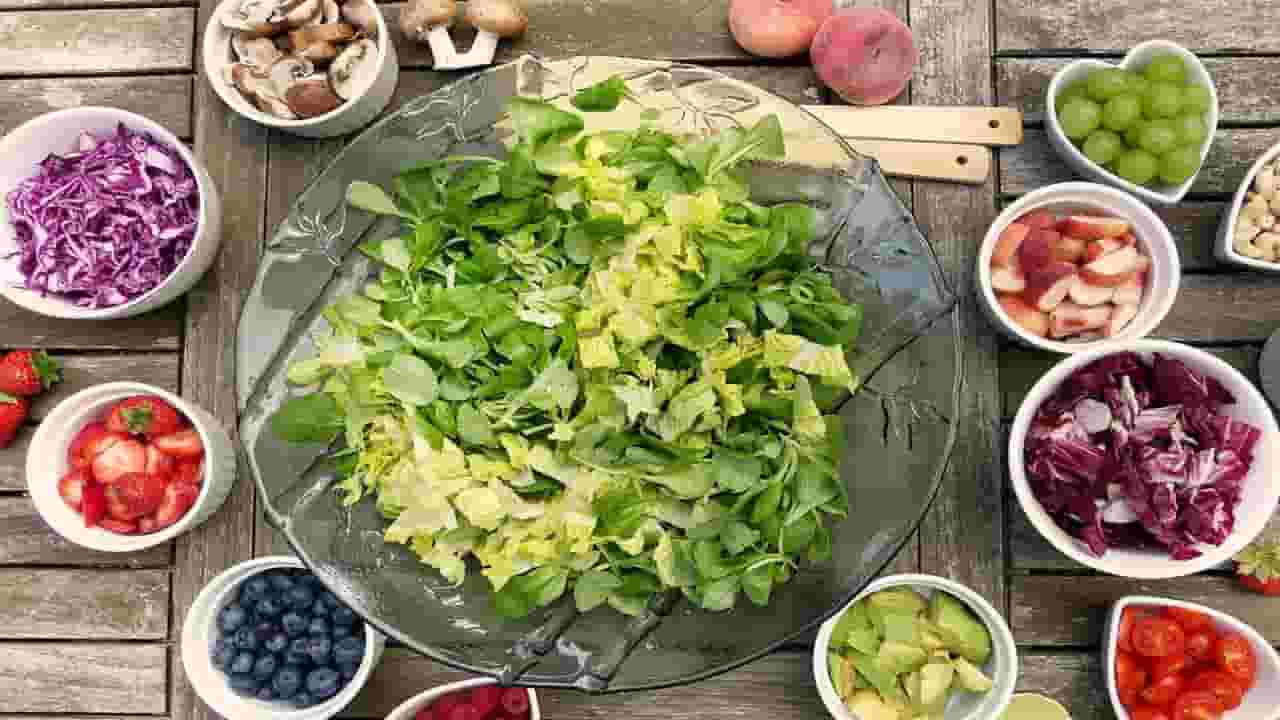 Prepare um rico vinagrete com sabor intenso às suas saladas