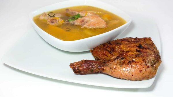 Receita: caldo de frango caseiro para dar sabor aos seus pratos