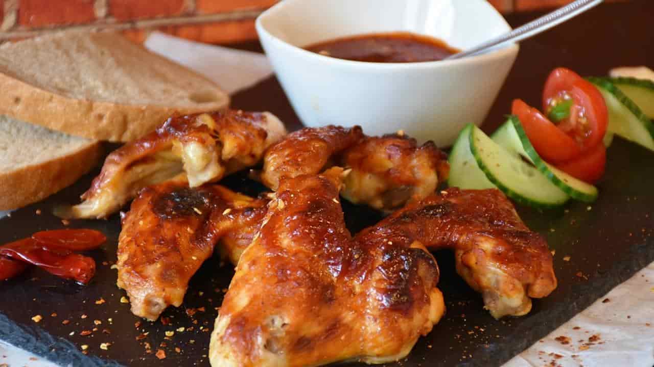 Preparar algumas asas de frango com molho barbecue na airfryer