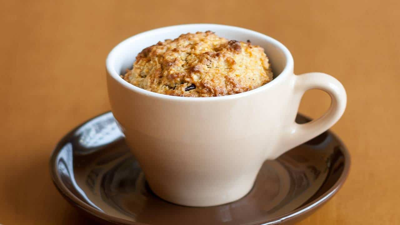 Sobremesa saboroso e saudável bolo de caneca de abóbora