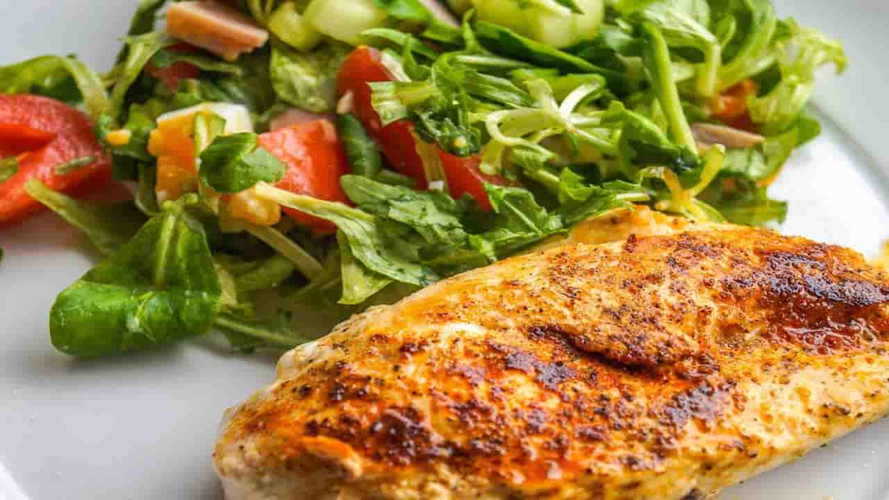 Aprenda a dar um sabor diferente à sua comida com estas duas receitas de marinar peito de frango de forma especial, você vai adorar
