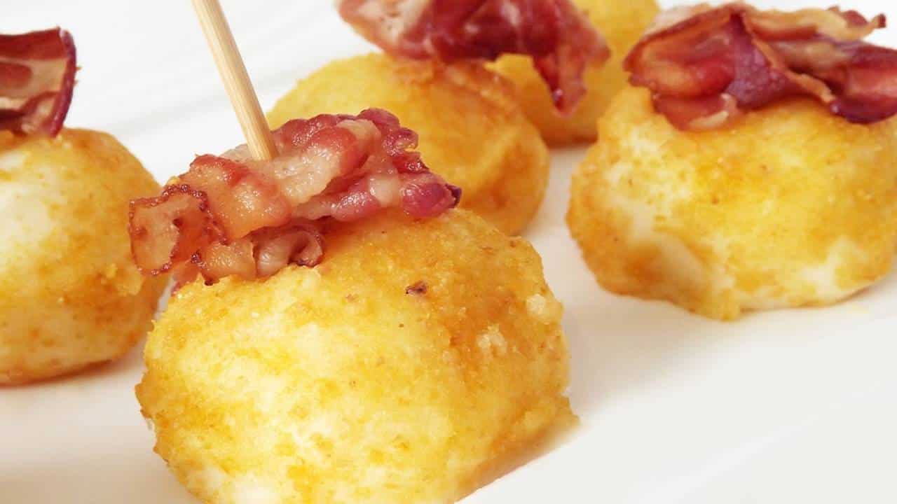 lanche rápido bolas de queijo com sabor de pizza