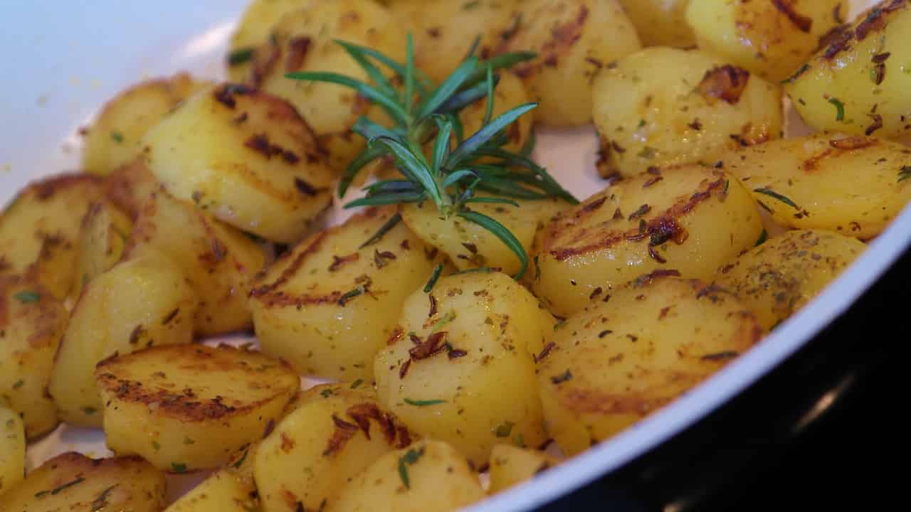 Batatas assadas com alecrim uma opção saudável para o jantar