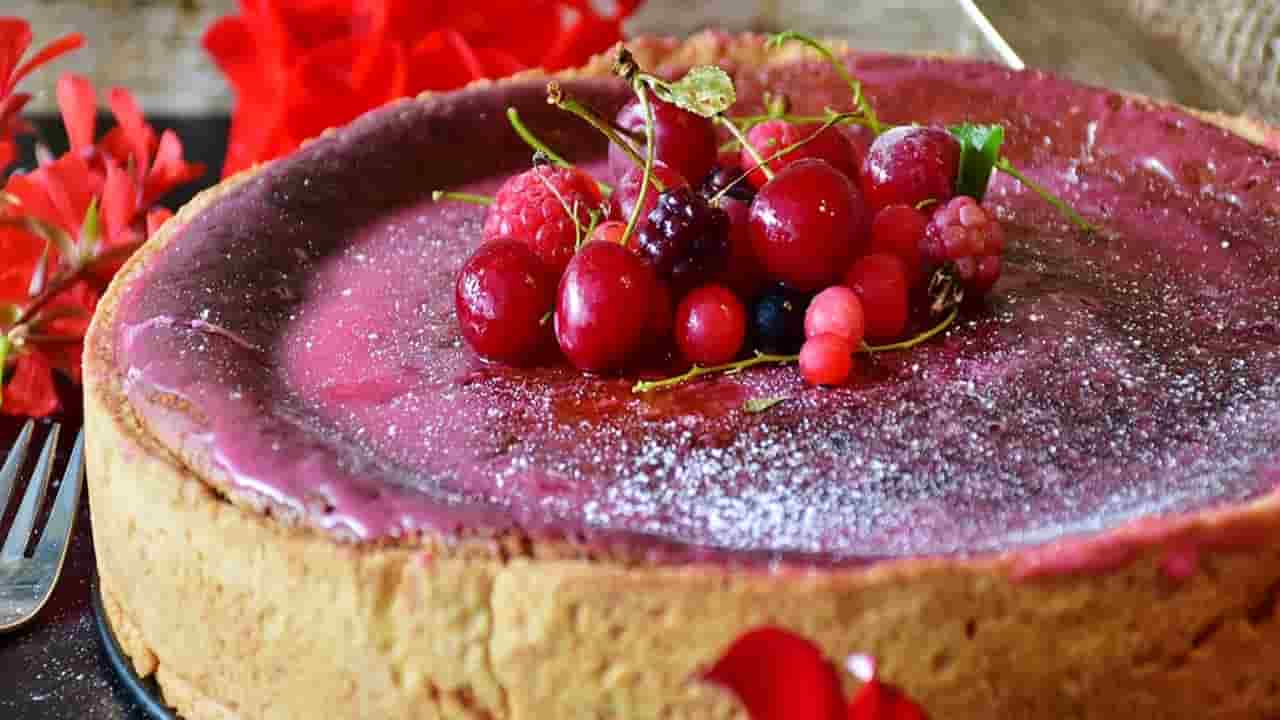 Delicioso e nutritivo prepare um cheesecake de frutos vermelhos