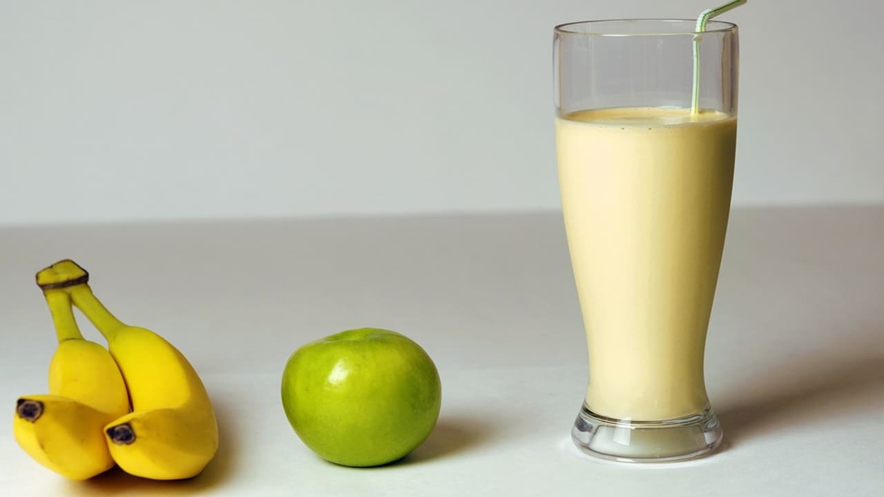 Prepare um smoothie saudável de maçã verde com aveia