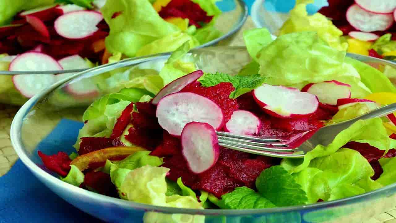 Aproveite esta opção simples para fazer na hora do jantar em uma versão saudável e nutritiva de salada vegetariana