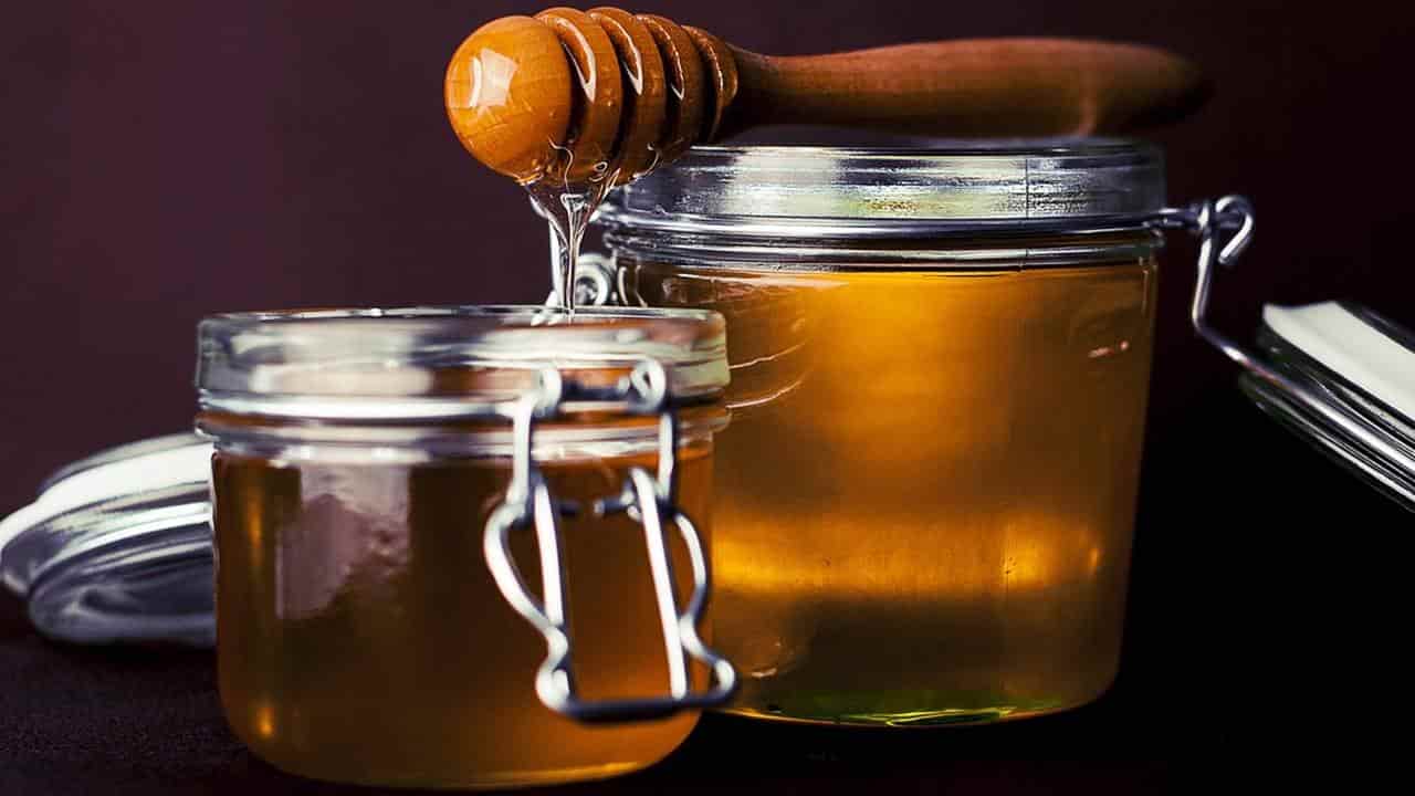 O mel realmente funciona para aliviar a tosse? Saiba mais