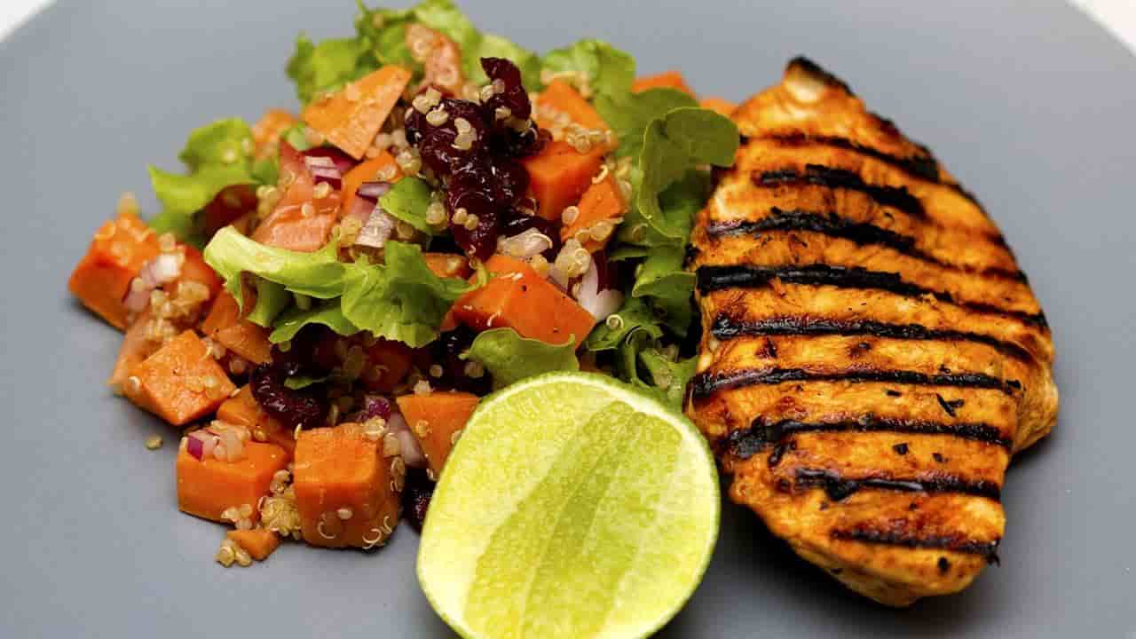  Salada de frango com brócolis, uma opção saudável e rápida para o jantar