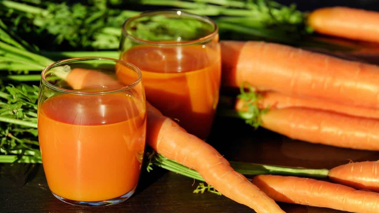 Conheça os benefícios de consumir suco de cenoura e limão