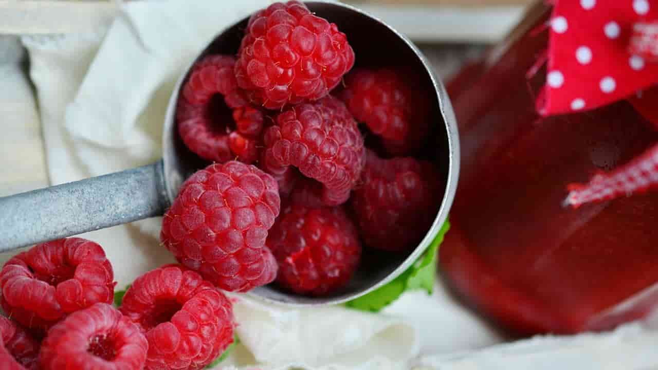 Prepare prático café da manhã com frutas vermelhas e aveia 