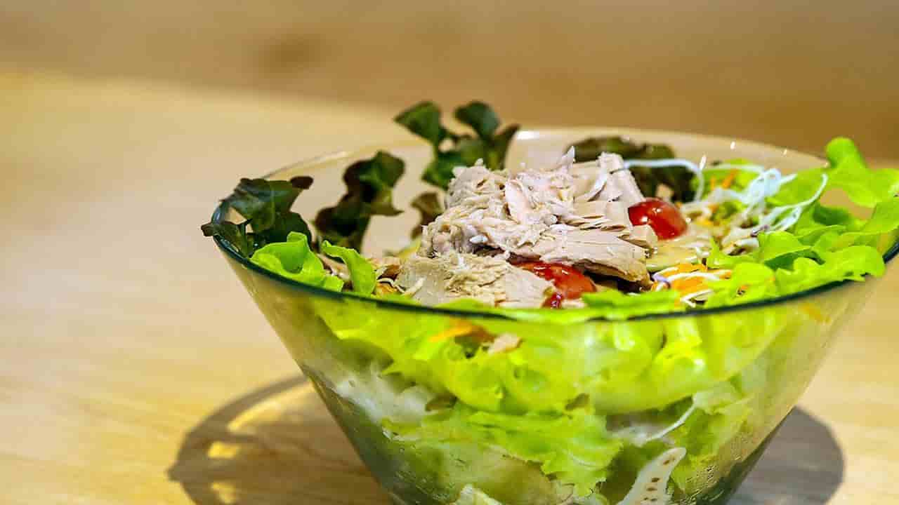 Salada de atum à grega com espinafre: um jantar saboroso