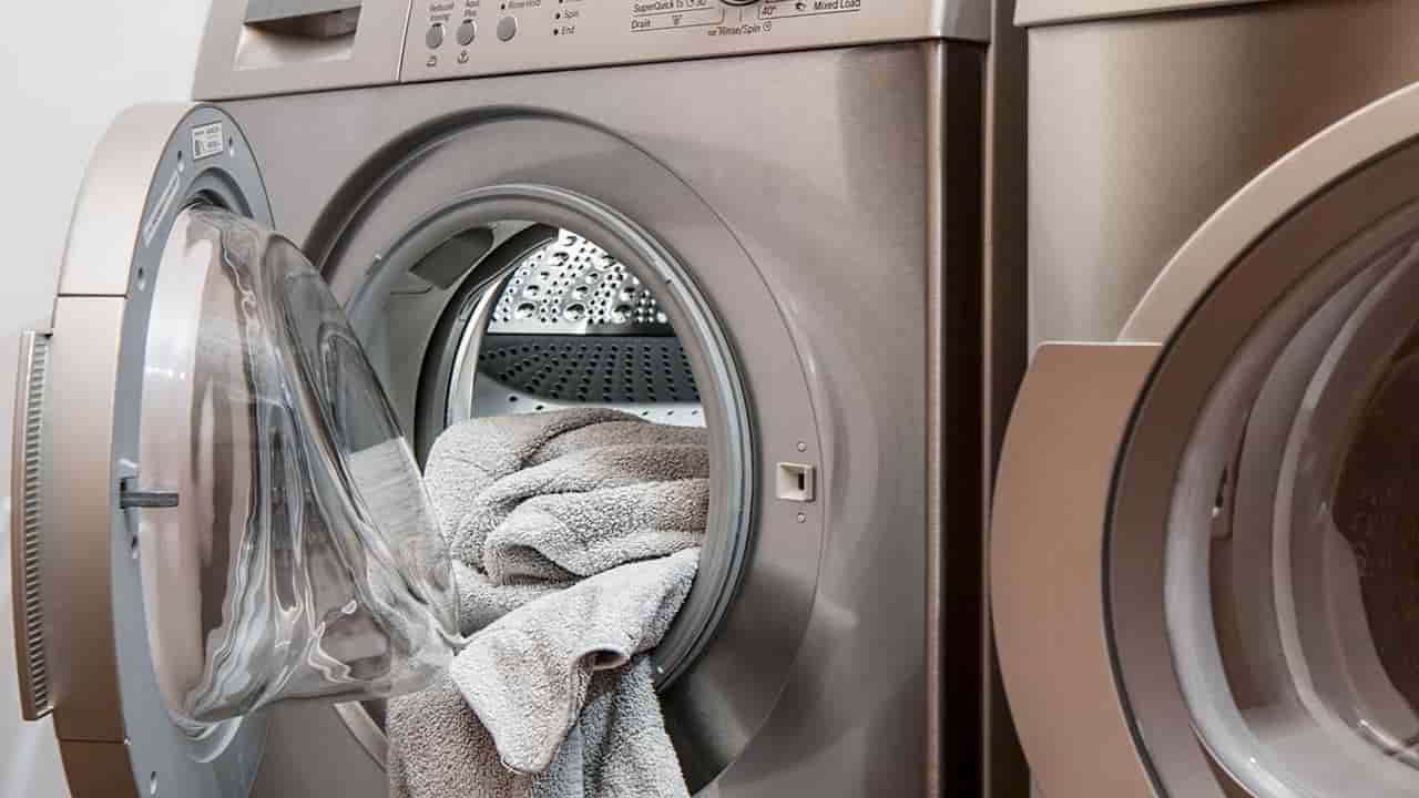 Por que as pessoas colocam limões na máquina de lavar? Descubra