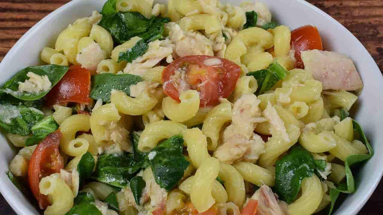 Salada fria de macarrão com pepino jantar saudável 