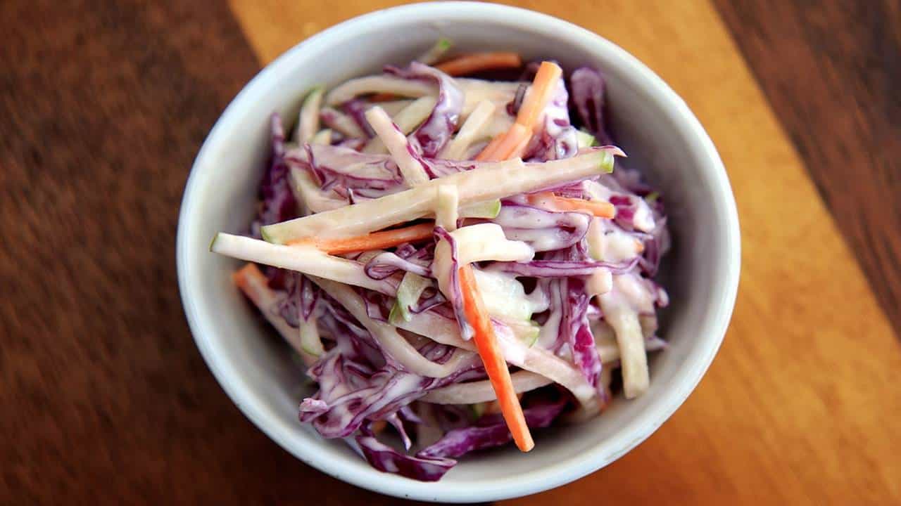 Salada de repolho com cenoura, um acompanhamento delicioso