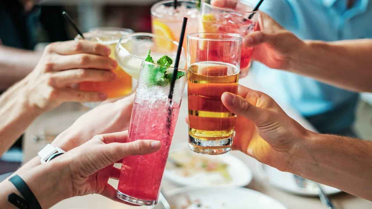 4 alimentos que você deve comer antes de beber bebida alcoólica