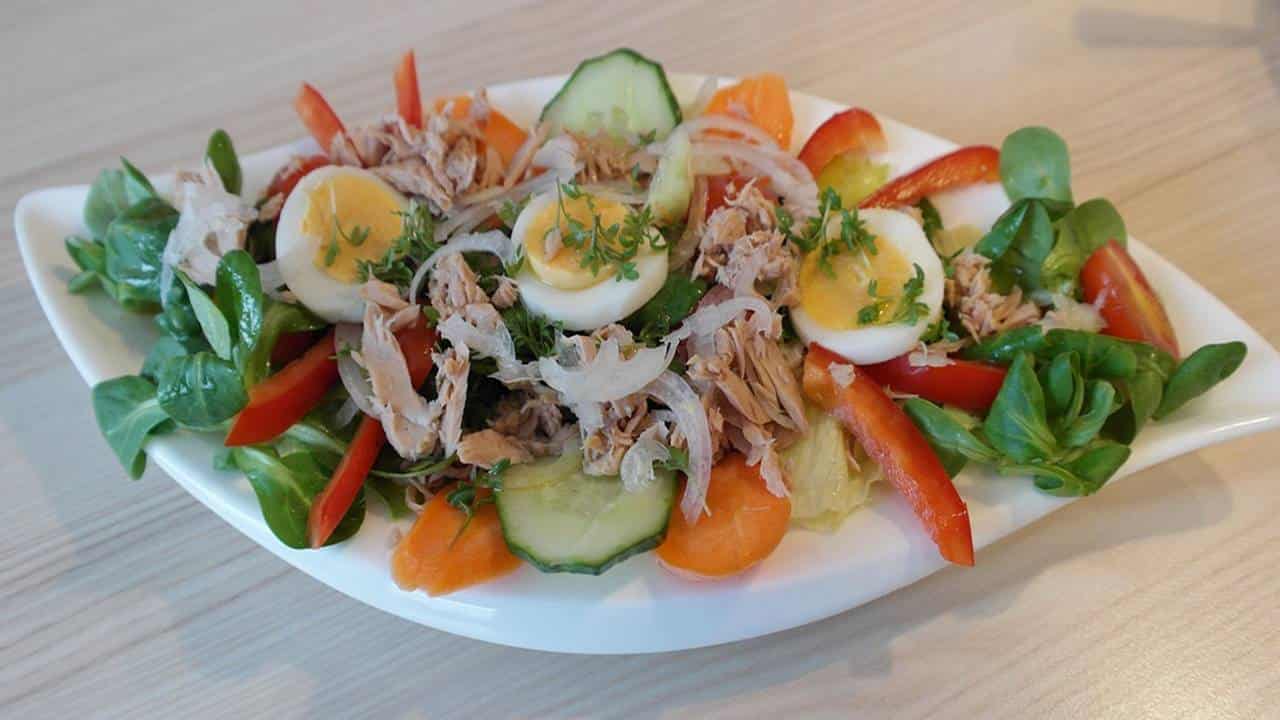 Experimente esta deliciosa salada de frango e ovo