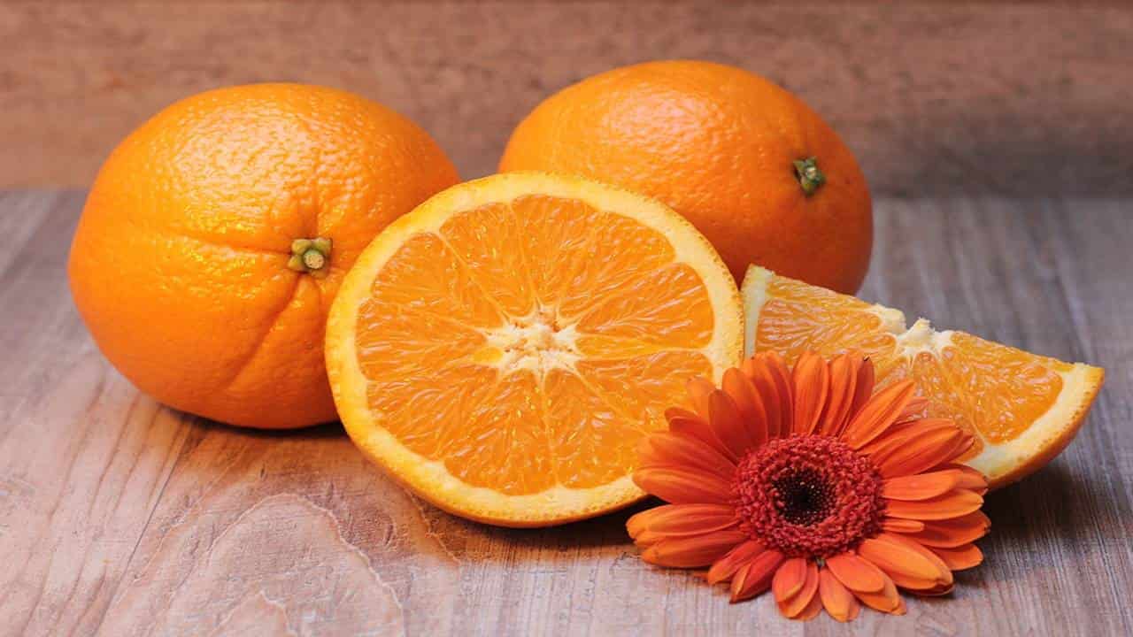 Use as laranjas velhas da fruteira para remover restos de sujeira da cozinha