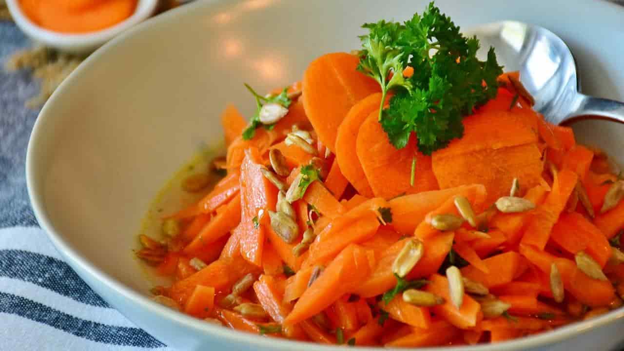 Salada de cenoura com pimentão: prepare esta receita simples