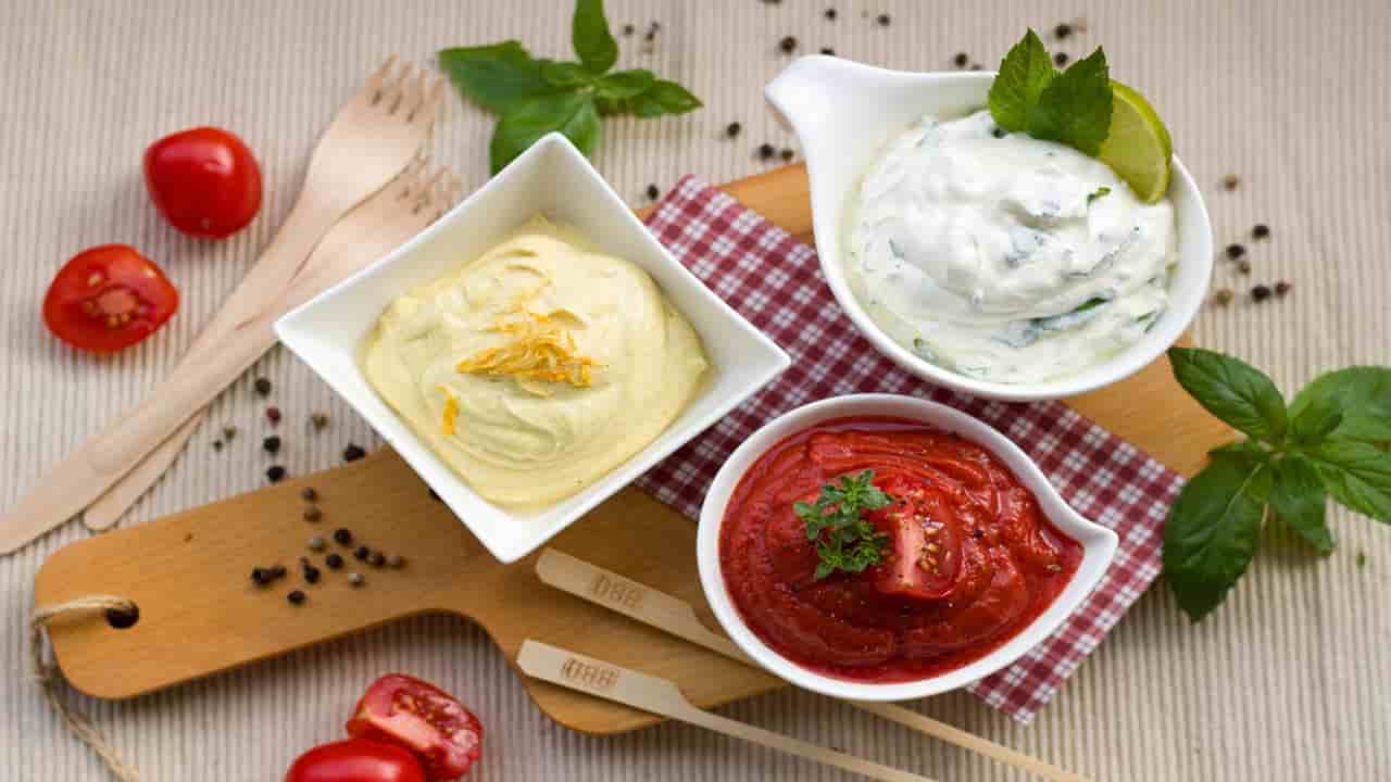 3 molhos saudáveis ​​com iogurte grego para acompanhamento