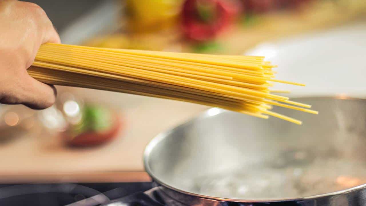 Espaguete de molho branco com presunto e queijo, receita prática 