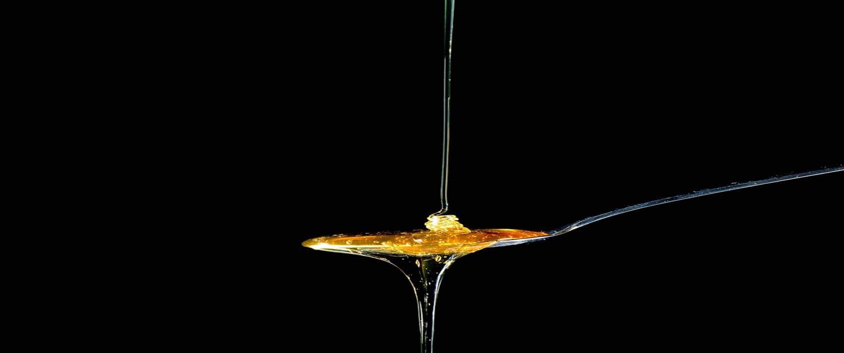 O mel realmente funciona para aliviar a tosse? Saiba mais